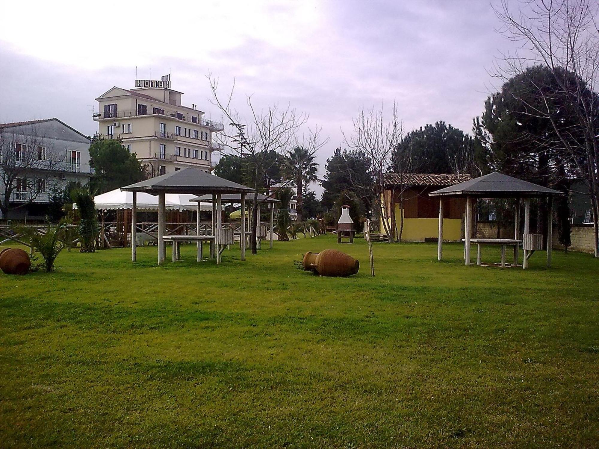 Hotel La Rotonda Cepagatti Exterior photo